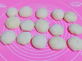 这时面也发酵好了，取出分割等份的小面团，盖上保鲜膜醒10分钟。