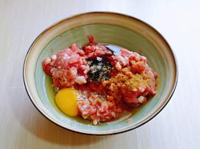 肉糜中加入生抽，蚝油，玉米油，鸡蛋，盐，十三香，顺时针搅拌均匀。(也可以按自己的口味调味)