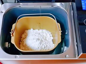 开始和面，将面粉，水加入面包机中。(因为不同面粉吸水性不同，所以可以预留一些水，后面看状态添加)