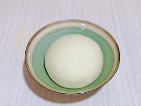 取出面团，揉圆，盖上保鲜膜入冰箱发酵。