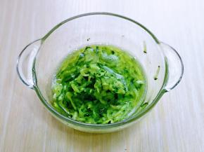 黄瓜腌制好了会有很多水出来，将水挤干。