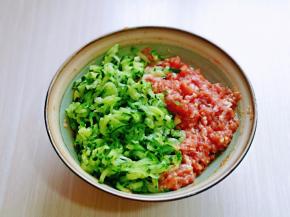 黄瓜丝加入肉糜的器具中。