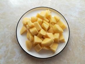 土豆清洗干净刮掉外皮，切成大拇指大小的方块，放水里浸泡一下，洗掉土豆中的淀粉