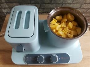 土豆放到蒸锅里隔水蒸熟，用筷子能轻松穿透土豆就可以关火了