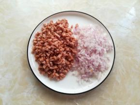 蒸土豆的时候把牛肉香肠切成玉米粒大小，洋葱也切成同样的大小