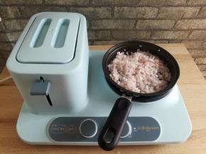 烧热油锅，放入适量的油，先下洋葱中小火煸出香味