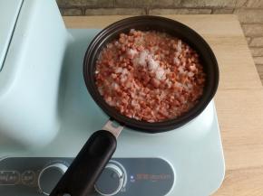 加入牛肉香肠转大火翻炒，再加适量的盐调味，盐可以稍微放多一点点，后面跟土豆混合才容易入味