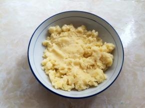 土豆蒸熟后取出放凉，用勺子把土豆按压成土豆泥或者是装到保鲜袋里用擀面杖擀碎