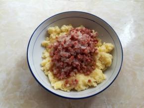 土豆里加入炒好的洋葱和牛肉香肠