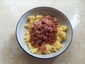 土豆里加入炒好的洋葱和牛肉香肠
