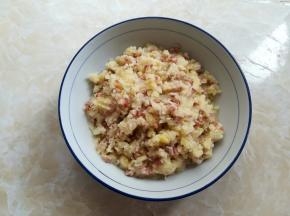 用勺子搅拌均匀