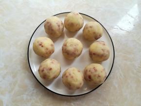 把土豆分成合适的大小，喜欢小巧精致的可以多分一些