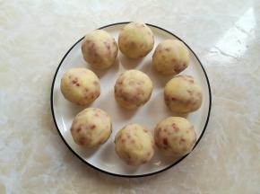 把土豆分成合适的大小，喜欢小巧精致的可以多分一些