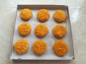 所有的可乐饼做好以后放烤盘里，这个时候可以去预热烤箱，上下火160度10分钟