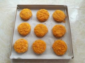 所有的可乐饼做好以后放烤盘里，这个时候可以去预热烤箱，上下火160度10分钟
