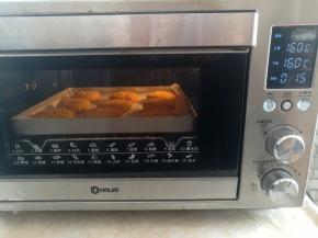 放到烤箱中层，上下火160度烤15分钟