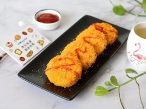 可乐饼做好以后，可以蘸一点番茄酱吃，这吃法还是我家孩子教的，说是有种在家吃洋快餐的范儿