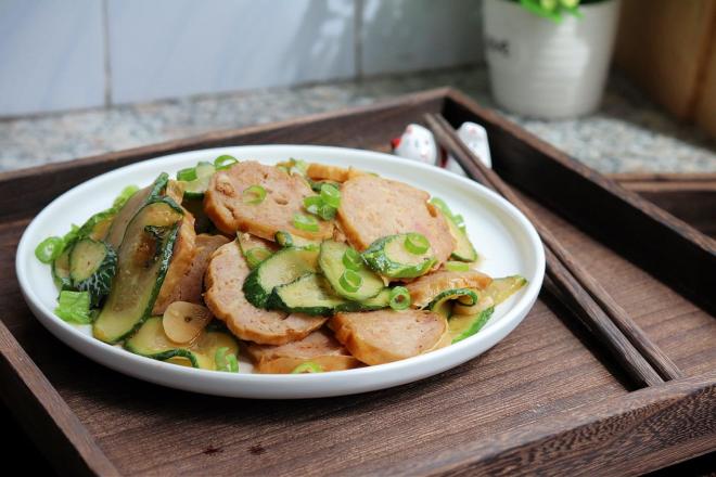 黄瓜炒豆皮肉卷