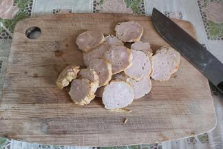 豆皮肉卷是买的熟食，直接切片备用。