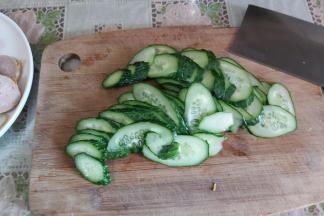 黄瓜洗净后也切成片。