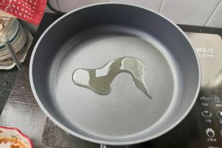 起锅，淋少许植物油加热。