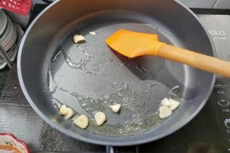 加入蒜片炒香。