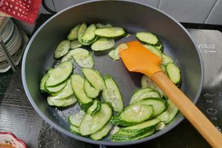 倒入黄瓜片，翻炒均匀。