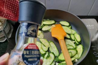 可适当添加一点点现磨胡椒粉，不喜可忽略。