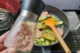 撒上一点海盐，大火翻炒均匀即可。