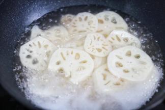 莲藕去皮切片泡盐水中，沸水焯3分钟捞出过凉沥干