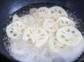 莲藕去皮切片泡盐水中，沸水焯3分钟捞出过凉沥干