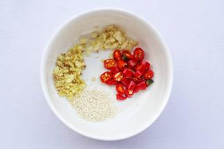 焯藕的同时准备配料，小米椒切圈状，葱姜蒜切末备用。