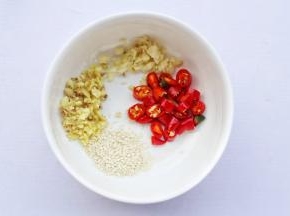 焯藕的同时准备配料，小米椒切圈状，葱姜蒜切末备用。