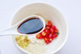 小米椒、姜蒜末，白芝麻放入大碗中，倒入两勺生抽。