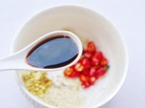 小米椒、姜蒜末，白芝麻放入大碗中，倒入两勺生抽。