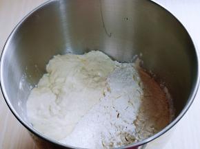 最后加入高筋面粉，酵母粉，发酵好的波兰种，启动厨师机1档，揉面10分钟。