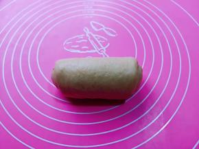 取一块小面团，用擀面杖擀长舌状，由上往下卷起来，盖上湿布醒10分钟，再次擀长舌状卷起来。