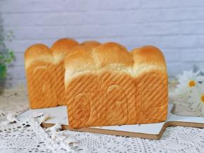 戴上隔热手套取出模具，趁热脱模。