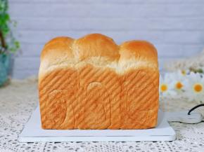 香甜松软的养乐多吐司面包。