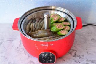 锅里加入清水，处理好的食材，放进升降锅里面