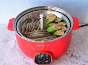 锅里加入清水，处理好的食材，放进升降锅里面