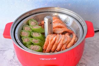 蒸好的青虾椒酿肉取出放在盘子里，锅里加入清水和老抽，适量的盐调成汁，浇在椒酿肉上面，蒜末放在蒸好的青虾上面，浇上汤汁就可以食用啦