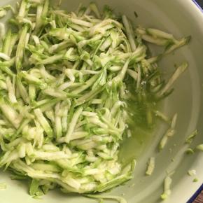 西葫芦刨丝，用食盐腌制几分钟，把西葫芦的水腌出来。