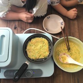 早餐锅内放少许色拉油，油热后就可以开始煎饼啦，小朋友都等不及了，煎好一面翻另一面再煎至金黄就好了