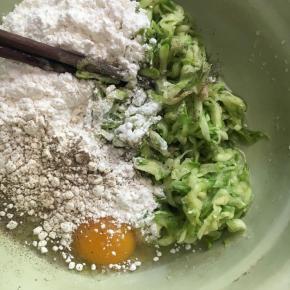 捏去水份，放上面粉鸡蛋和胡椒粉拌匀
