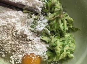 捏去水份，放上面粉鸡蛋和胡椒粉拌匀