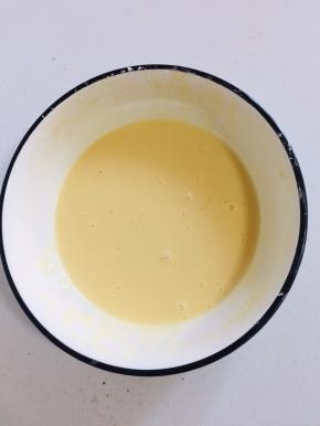 调成粘稠的糊状，这样豆角才能挂上糊。