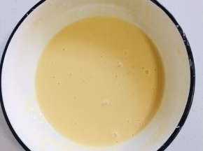 调成粘稠的糊状，这样豆角才能挂上糊。