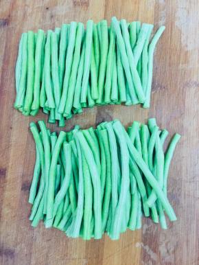 豆角清洗干净，切成大约12厘米的段儿备用。