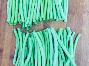 豆角清洗干净，切成大约12厘米的段儿备用。